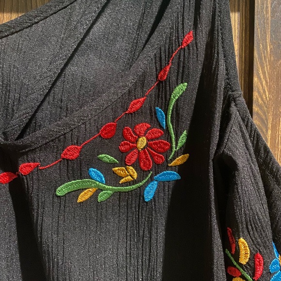 A.Byer Size M Embrioned Flowers Black T-shirt Blouse Cut Open Shoulder Off Shoul - Picture 4 of 6